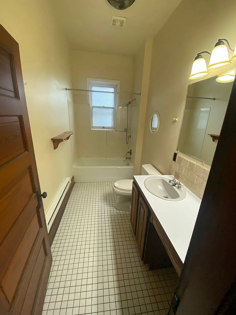 21 E Oakland — Photo 4