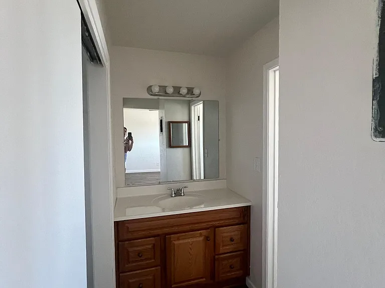 911 Alvarado Dr SE #4 — Photo 10