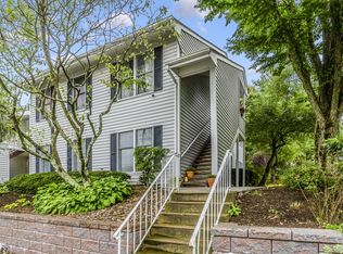 408 Ferncrest Ct, Three Bridges, NJ 08887