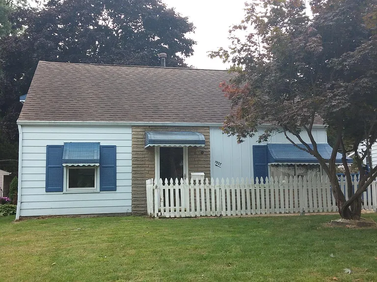 1927 Searl St — Photo 1