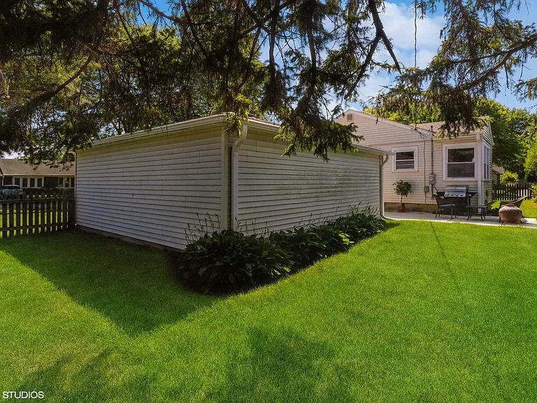 414 Drake St — Photo 15