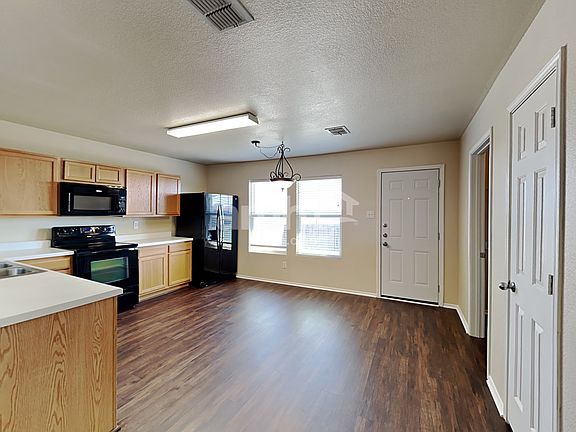 4th image of 1424 Evergreen St
