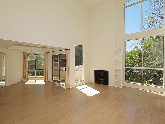 4th image of 410 S Barrington Ave APT 308
