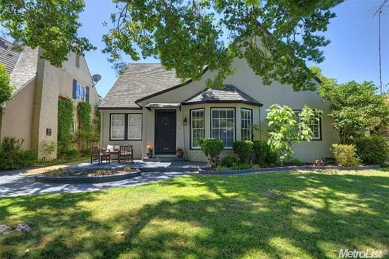 2556 Marshall Way photo 1
