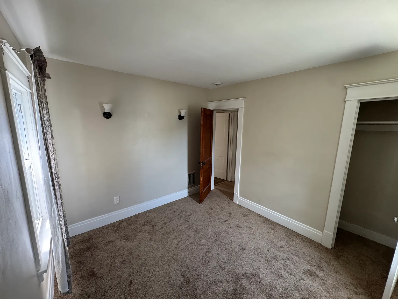 3 bed, 1100 sqft, $1,600 — Photo 2