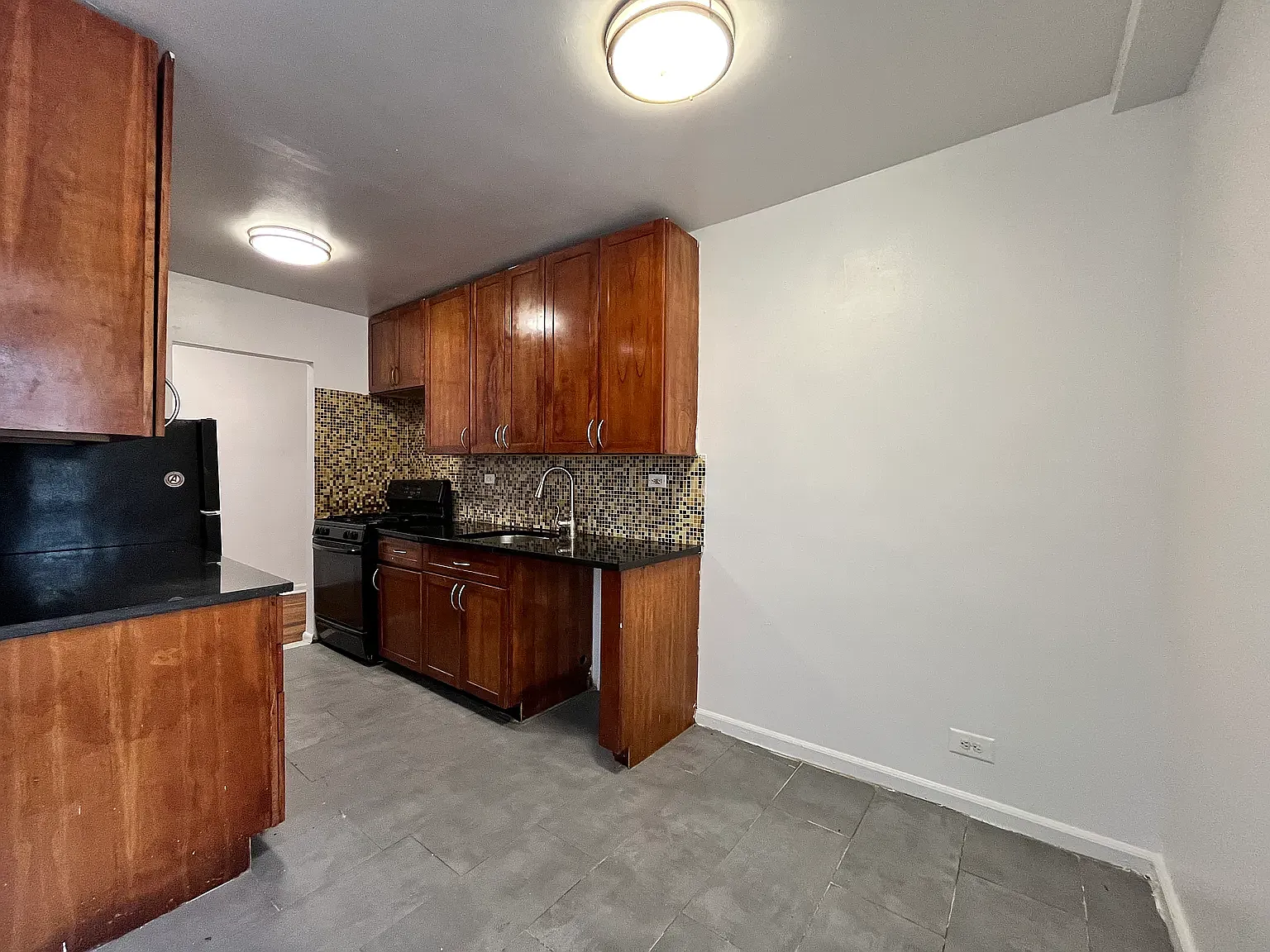 6645 Broadway — Photo 2