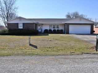 1225 Sunset Dr, Pittsfield, IL 62363