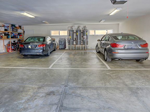 Easy parking ( middle spot, strict in/out )