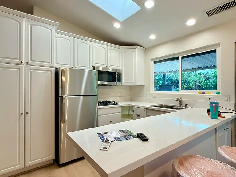 1401 N Elm St — Photo 1