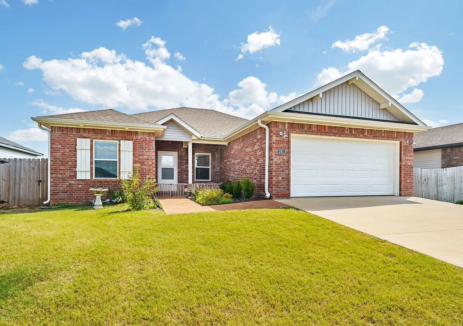 Ready Now! 3 bedroom 2 bath home — Photo 1
