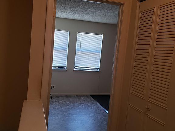 4th image of 270 Tampa Dr #1