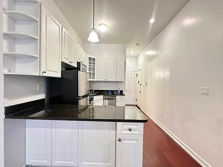 241 E 58th St #4V — Photo 6