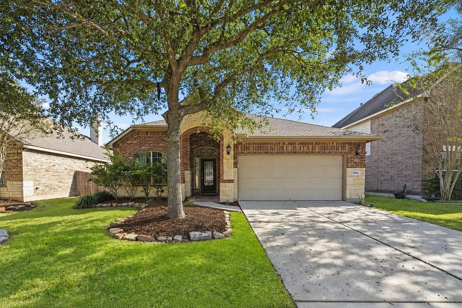 4 bed, 2.0 bath, 2029 sqft, $2,600 — Photo 1