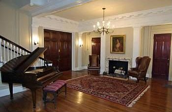 2nd image of 160 Beacon St-u 2