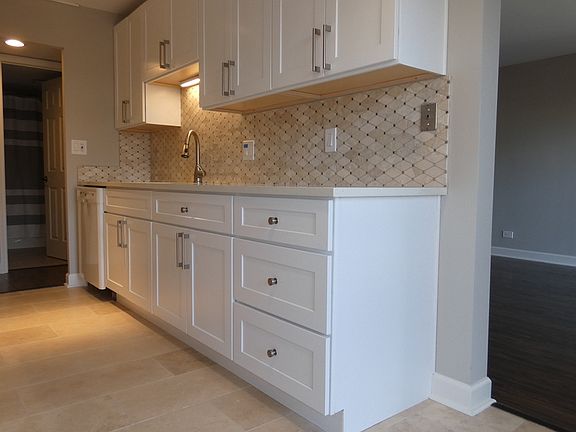 5th image of 1738 Chicago Ave APT 403