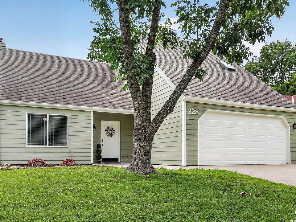 1st image of 228 Deerfield Ln