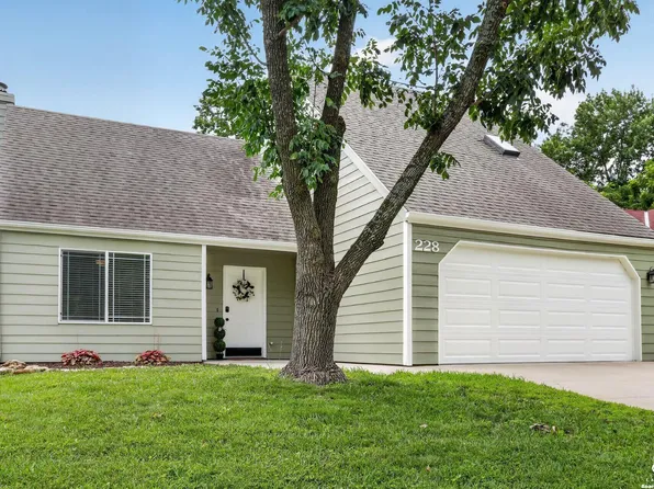 228 Deerfield Ln, Lawrence, KS 66049