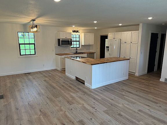 4th image of 1406 Illinois St