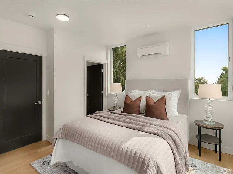 3406 E Spring St — Photo 13