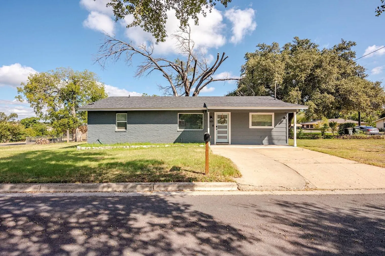 4 bed, 2.0 bath, 1216 sqft, $2,976 — Photo 3
