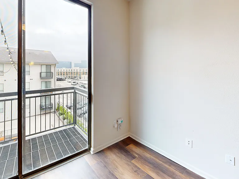 Residences at the Domain — Photo 44