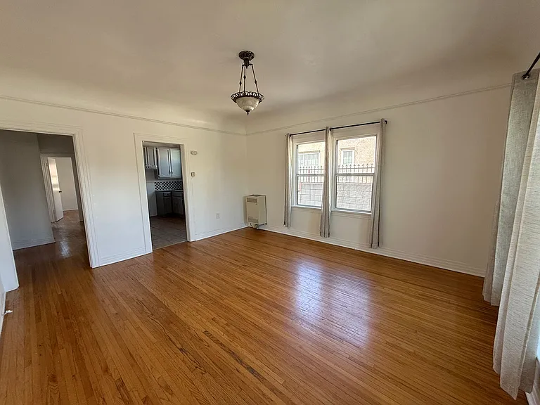 1143 N Commonwealth Ave — Photo 3