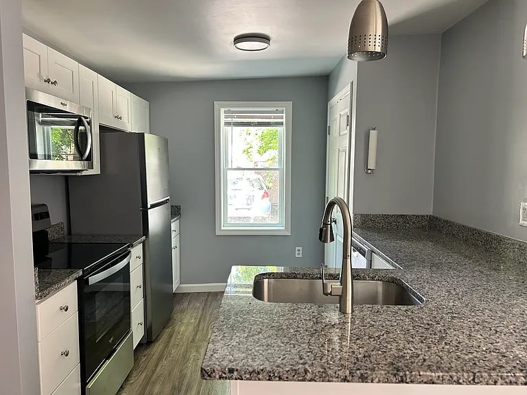 121 Tell St #1R — Photo 2