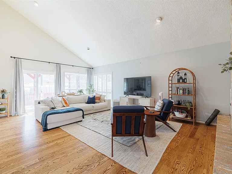 1319 Ambergate Dr — Photo 12