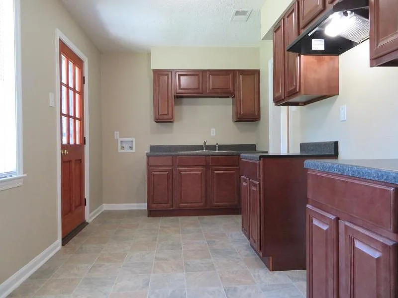 3 bed, 1.5 bath, 994 sqft, $1,140 — Photo 3