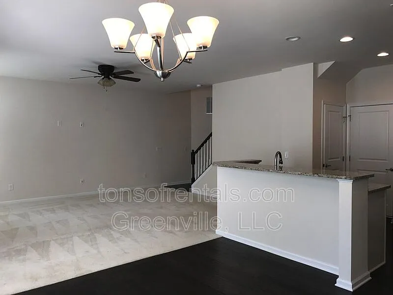 3 bed, 2.5 bath, 2100 sqft, $1,795 — Photo 2