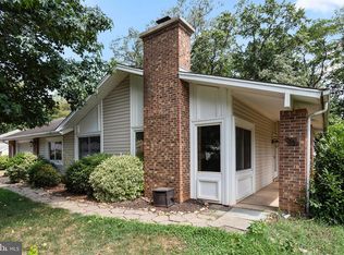 15 Crescent Ct, Sterling, VA 20164