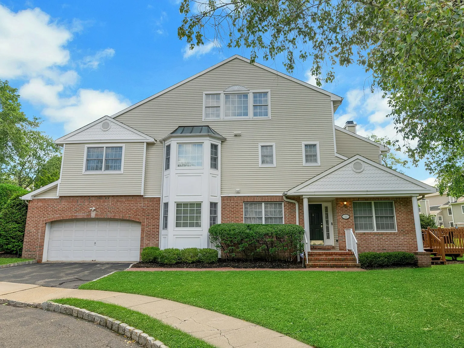 3 bed, 2.5 bath, 3200 sqft, $5,300 — Photo 2