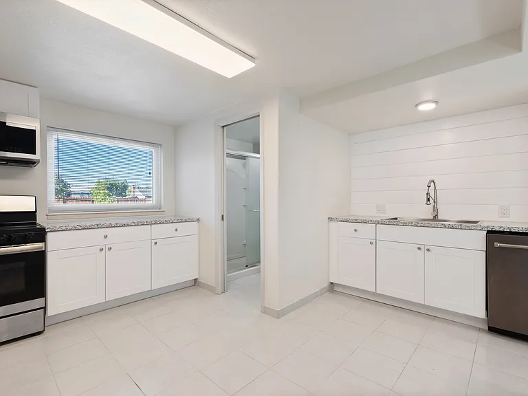 1575 W 7th St — Photo 16