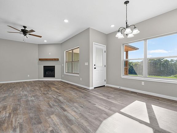 5th image of 421 Beavertail Road
