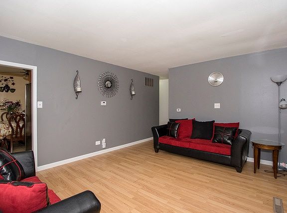 3rd image of 615 Lincolnwood Dr