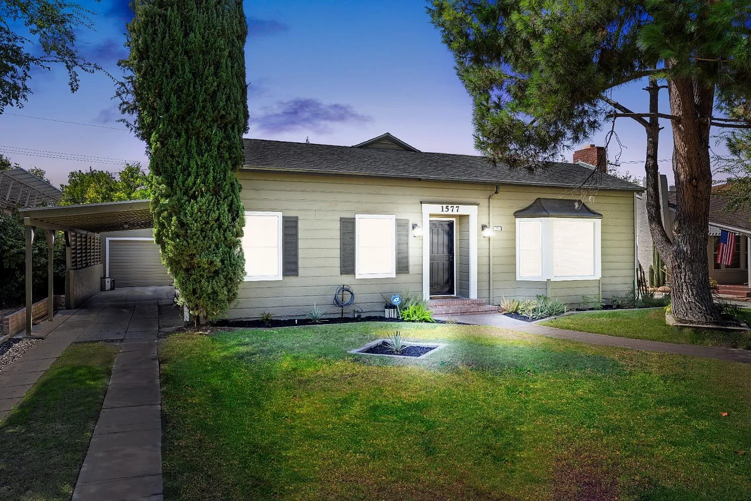 1577 N Adoline Ave photo 1