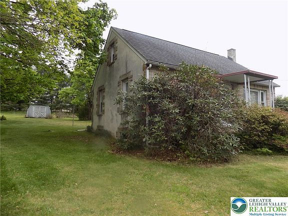 3rd image of 2120 Spinnerstown Rd