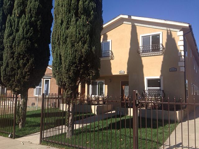 1st image of 835 E 88th St
