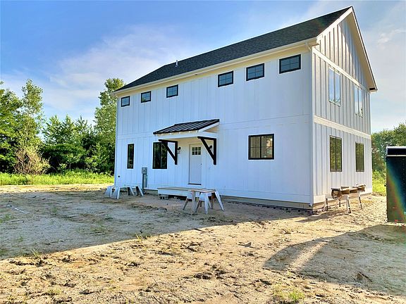 2nd image of 10 Hidden Pond Ln