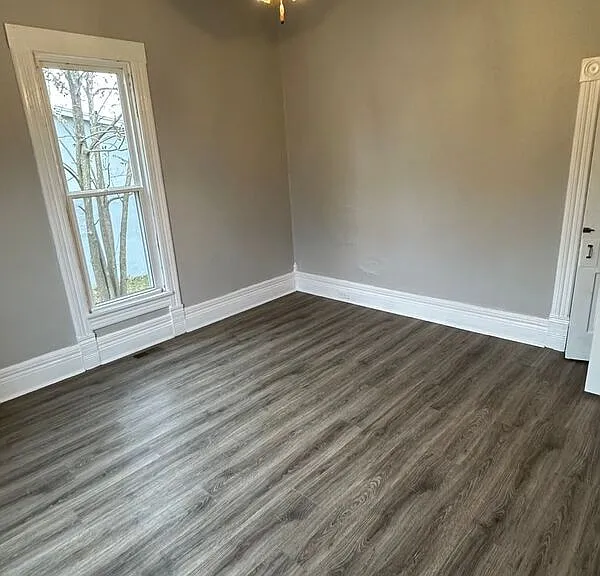 1112 E Locust St — Photo 4