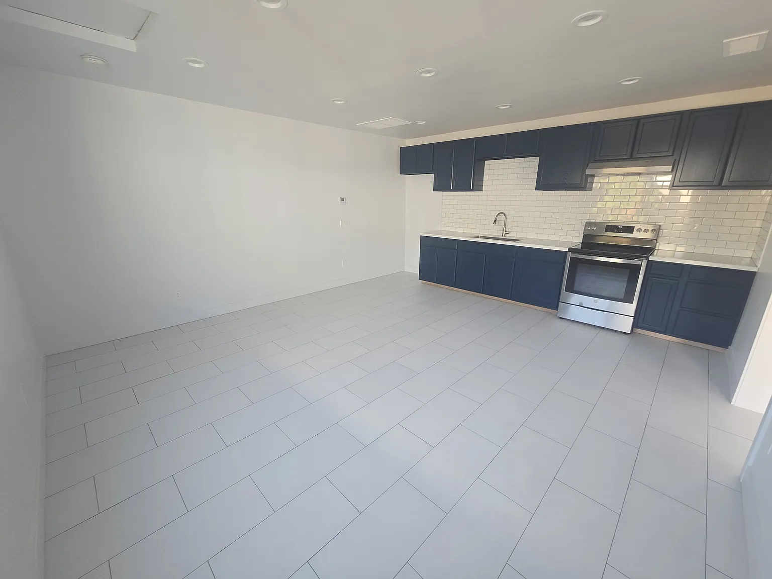 Studio, 450 sqft, $1,900 — Photo 3
