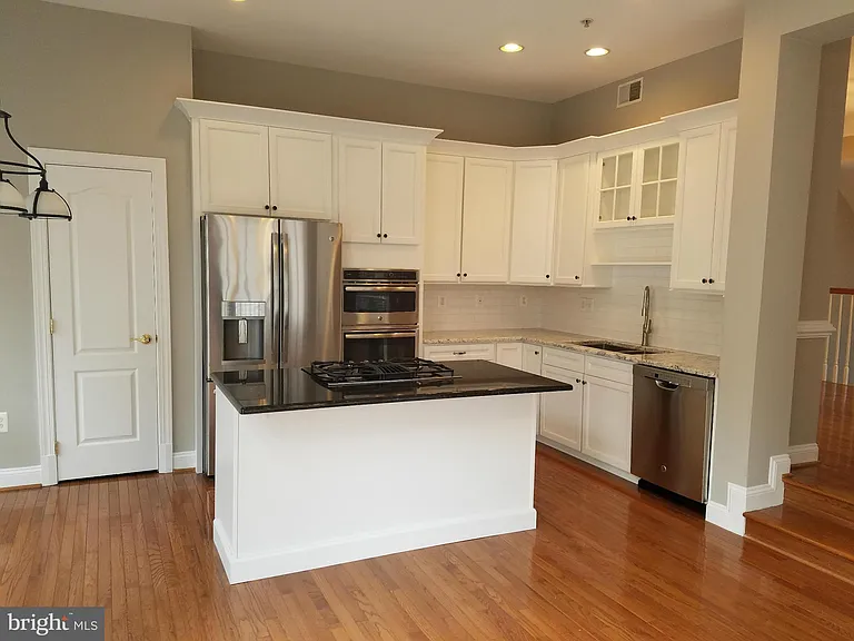 1619 Seneca Ave — Photo 5