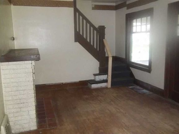 3rd image of 185 E Ravenwood Ave