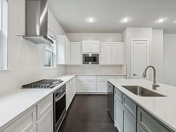 2628 Carmelita St — Photo 3
