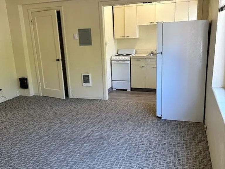 Eugene Manor Apartments — Photo 10