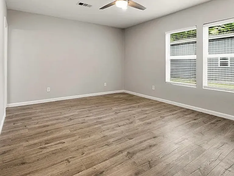 1020 W Ford St — Photo 12