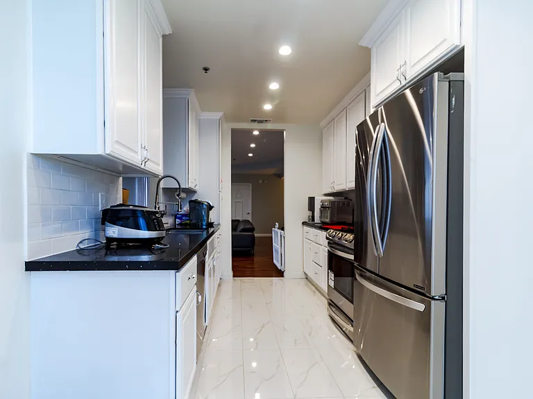 326 Westminster Ave #Penthouse 404 — Photo 11