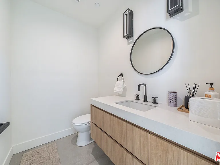 200 N Doheny Dr — Photo 30