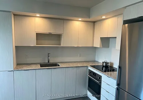 225 Village Green Sq Photo 1