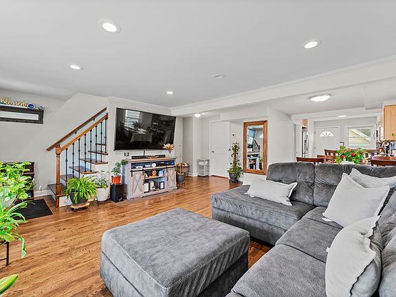 3rd image of 6743 W Montrose Ave